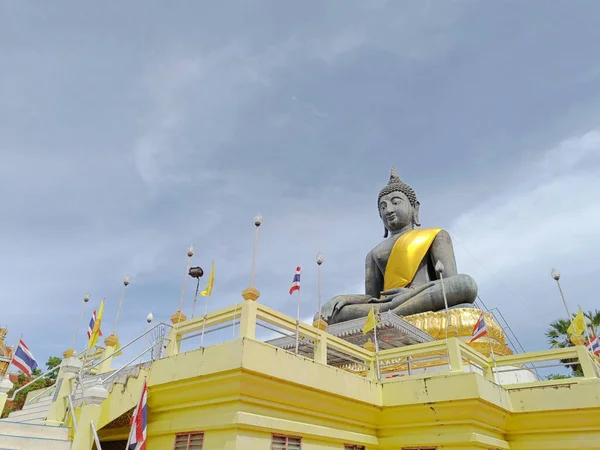 Paisaje Buda Sentada Sobre Fondo Azul Del Cielo —  Fotos de Stock
