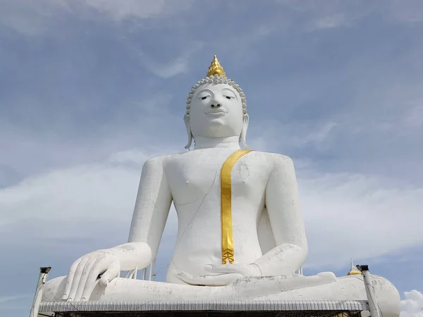 Statut Bouddha Blanc Sur Fond Ciel Bleu — Photo