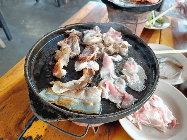 Gegrillter Schweinebauch Auf Einer Heißen Pfanne Auf Einem Holztisch — Stockfoto