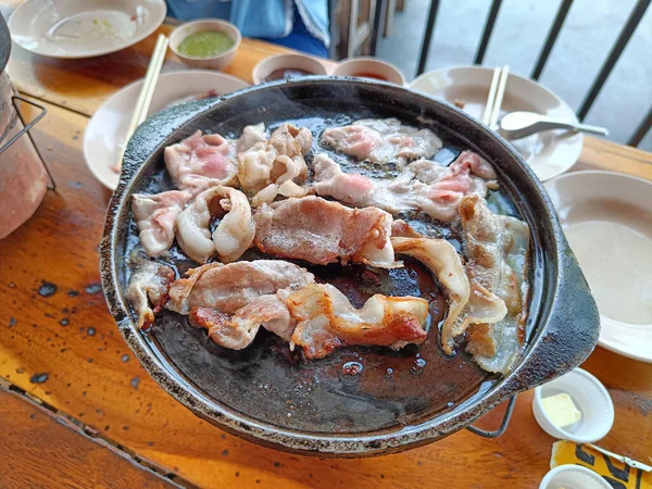 Bacon Grelhado Uma Panela Quente Uma Mesa Madeira — Fotografia de Stock