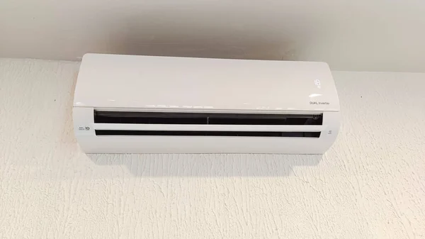 Split Air Conditioner White Wall Use Hot Weather — Stockfoto