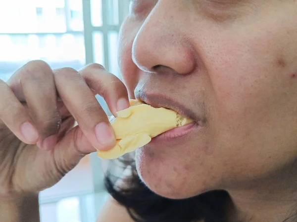 Young Asian Woman Eat Durian Deliciously — Stock Photo, Image