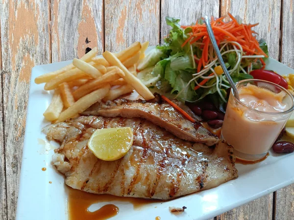 Dolly Fish Steak Grill Ψάρι Πιάτο Ξύλινο Τραπέζι Για Διατροφή — Φωτογραφία Αρχείου