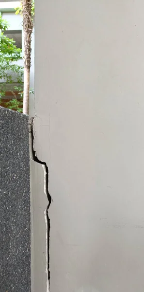 Edificio Hormigón Agrietado Muro Cemento Roto Efecto Exterior Con Terremoto —  Fotos de Stock