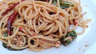 Baharatlı spagetti domuzu. Sarhoş Spagetti Tayland sokak yemeklerinde popülerdir.