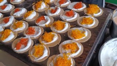 Taze Tayland Çıtır Krepi Pişiriyorum. Tayland 'da sokak yemekleri popüler..