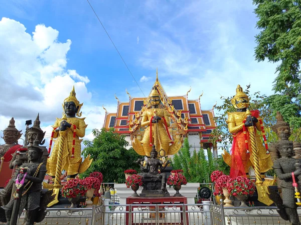 陶卫塞旺团体在朱拉梅尼寺的教堂和天空背景 Samut Songkhram省 泰国地标 — 图库照片