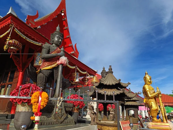 Vue Latérale Thao Wessuwan Temple Chulamanee Sur Fond Église Ciel — Photo