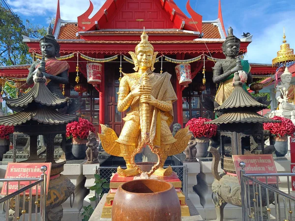 Chulamanee Tapınağı 'ndaki Thao Wessuwan' ın önünde kilise ve gökyüzü geçmişi. Samut Songkhram vilayeti. Tayland 'ın simgeleri