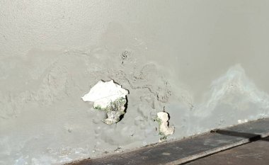 Eski binanın duvarları çatlak, kötü onarılmış, soyulmuş boyayla. kopyalama alanı ile