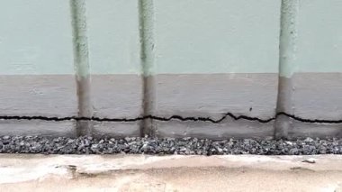 Aşağıdaki dış hattın beton duvarını çatlatmış. Deprem etkisi
