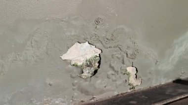 Eski binanın duvarları çatlak, kötü onarılmış, soyulmuş boyalar var..