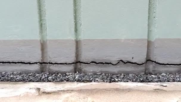 以下の外側の線セメントで古いコンクリートの建物の壊れた壁を割った 地震による影響 — ストック動画