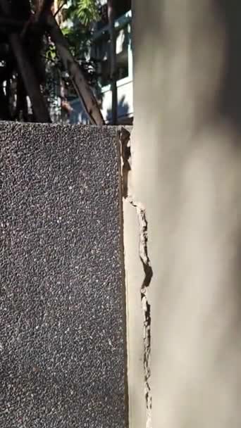 Ραγισμένο Τσιμεντένιο Κτίριο Τσιμεντένιο Τοίχο Σπασμένο Στο Εξωτερικό Αποτέλεσμα Σεισμό — Αρχείο Βίντεο