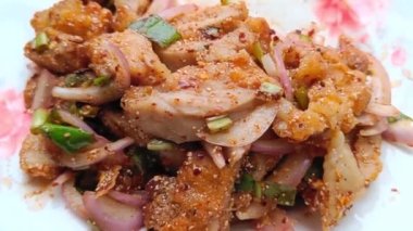 Yakın plan çıtır tavuk salatası. Lezzetli. Ekşi ve baharatlı. Tayland yemeği.