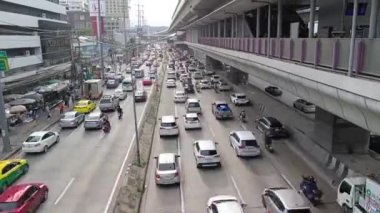 Nonthaburi, Tayland - 28 Eylül 2022: Zaman aşımı. Sabahın köründe Rattanathibet Yolu 'ndan Khae Rai Kavşağı' na trafik sıkışık..