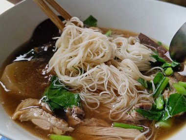 Ördek beyazı erişteyi beyaz bir kaseye koy, lezzetli bir tat, Tayland yemeği menüsü