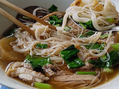 Ördek beyazı erişteyi beyaz bir kaseye koy, lezzetli bir tat, Tayland yemeği menüsü