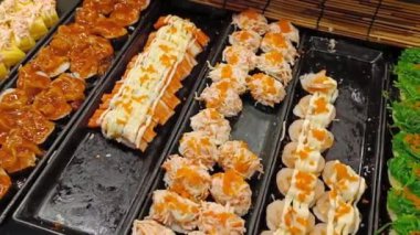 Yerel Tayland pazarında suşi satışı