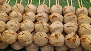 Markette büyük ızgara domuz köftesi satışı, Tayland sokak yemekleri. Bulması kolay.