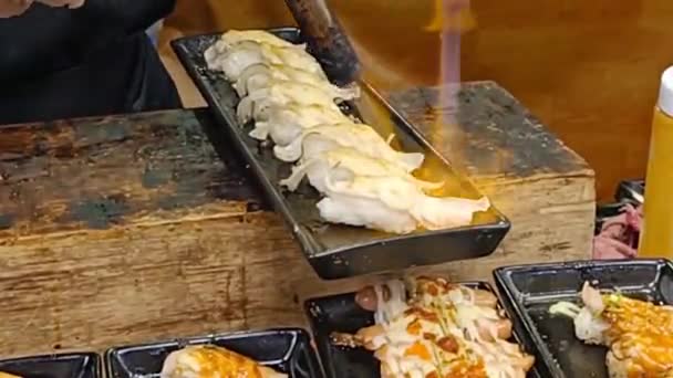Σεφ Καίει Σούσι Ψαριών Στην Τοπική Αγορά Της Ταϊλάνδης — Αρχείο Βίντεο