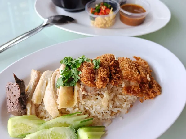 Arroz Cozido Vapor Coberto Com Frango Cozido Misturado Com Frango — Fotografia de Stock