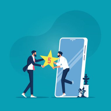 Akıllı telefon, müşteri değerlendirmesi ve geri bildirim konsepti ile çevrimiçi yıldız değerlendirmesi yapan adam