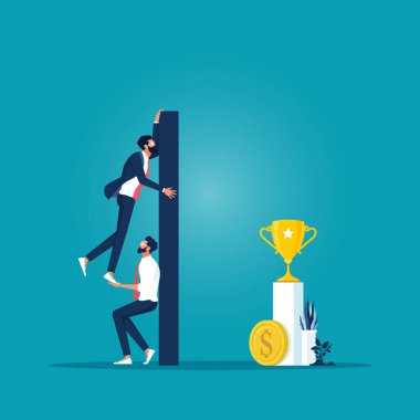 İş adamları iş arkadaşlarının yüksek duvara tırmanmasına yardım ediyor, iş adamları takım arkadaşlarının sorunları, takım çalışmasını, ortak liderlik kavramını aşmasına yardım ediyor