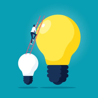 İş adamı, küçük bir ampulden büyük bir ampule, çözüm ve yaratıcı bir fikre, büyük bir fikir bulmak için iş konseptine tırmanır.