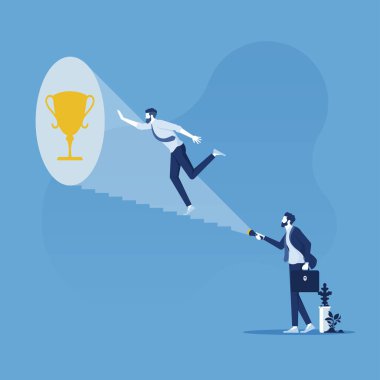 Yönetici çalışanın kariyer başarısını bulmasına yardımcı oluyor, lider ışık yolu için el feneri kullanıyor başarı kupasına ulaşmasına yardımcı oluyor