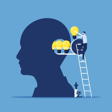 İş adamı, insan kafasına, iş yaratıcılığına ve yenilik kavramına fikir ampulü taktı