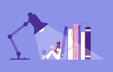 Kulaklıklı kitap yığınının yanında oturan ve bunları internetten dinleyen bir kadın, online okuma, kütüphane, e-kitap, çevrimiçi eğitim kavramı