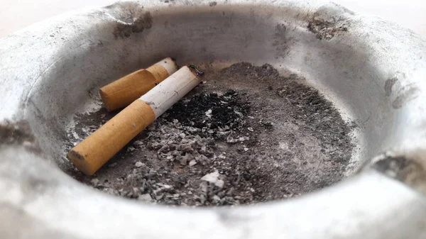 Дві Сигаретні Сідниці Попільничці Залишковим Попелом — стокове фото