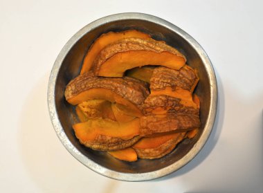 Beyaz Arkaplanda Bir Kase Balkabağı