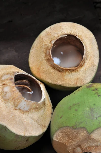 Kokosová Kokosová Voda Skupina Kokosových Ořechů Chutné Tropické Ovoce — Stock fotografie