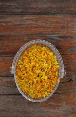 Sarı kadife yaprağı, etiketler, bitkisel karışım, bitki çayı, Tisanes, ahşap masada cam kasede bitki çayı yapmak için neredeyse kuru kadife yaprağı..