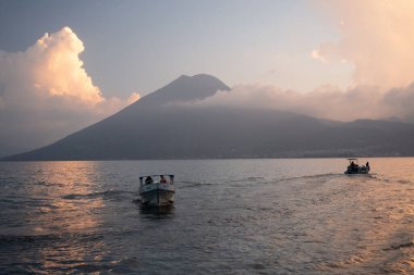 Guatemala 'da gün batımı, Atitlan Gölü