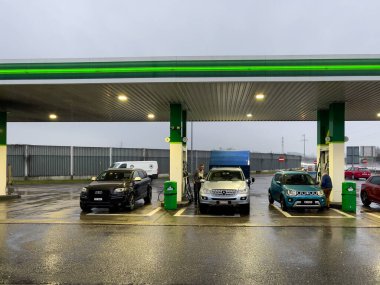 İsviçre 'de bir benzin istasyonunda arabalarına yakıt ikmali yapan çok az insan var.