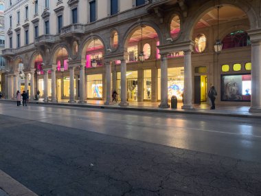 Torino 'da az sayıda insanın dolaştığı boş yol