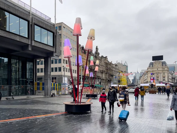 Bruxelles 'deki bir sokak pazarının giriş ve çıkışı.