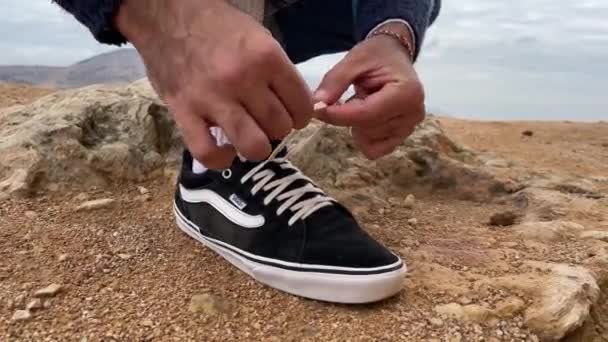 Hombre Irreconocible Atando Sus Zapatos Furgonetas Negras Aire Libre — Vídeos de Stock