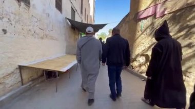 Yerli halk eski Fez Medine 'sinde yürüyor