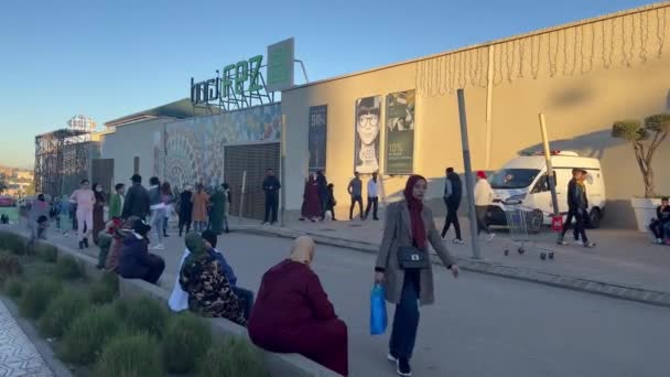 Marockanska Människor Promenader Bredvid Borj Fez Köpcentrum Marocko — Stockvideo
