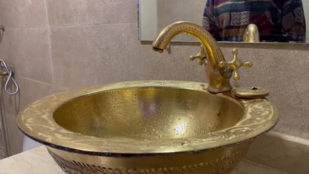 Die Hand Eines Unbekannten Öffnet Einem Hotel Einen Goldenen Wasserhahn — Stockvideo