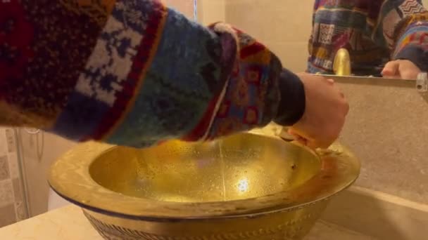 Die Hand Eines Unbekannten Öffnet Einen Goldenen Wasserhahn Und Schließt — Stockvideo