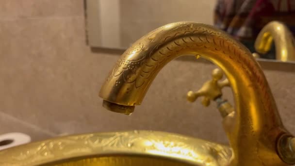 Wasser Strömt Aus Altem Wasserhahn Duschraum Eines Hotels — Stockvideo