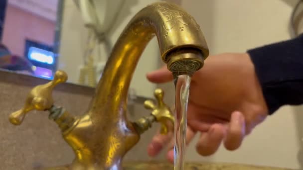 Die Hand Eines Unbekannten Öffnet Einen Goldenen Wasserhahn Und Schließt — Stockvideo