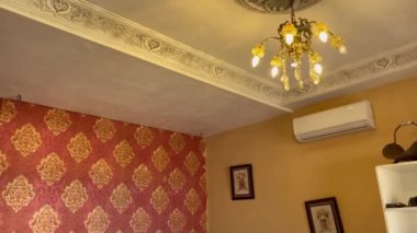 Beyaz yastıklı çift kişilik yatak ve otel odasında kırmızı bir duvar.