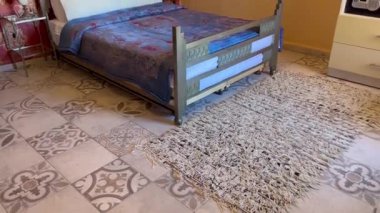 Beyaz yastıklı çift kişilik yatak ve otel odasında kırmızı bir duvar.