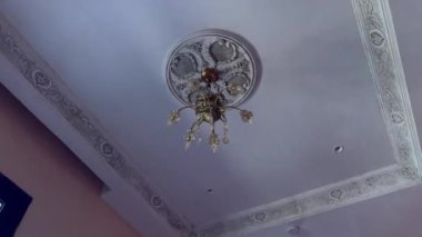 Fas 'ta bir otel odasının tavanında asılı duran yanıp sönen avize.
